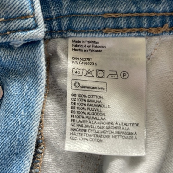 H&M - light washed & distressed blue jean overall shorts - Size 4 - Picture 4 of 4